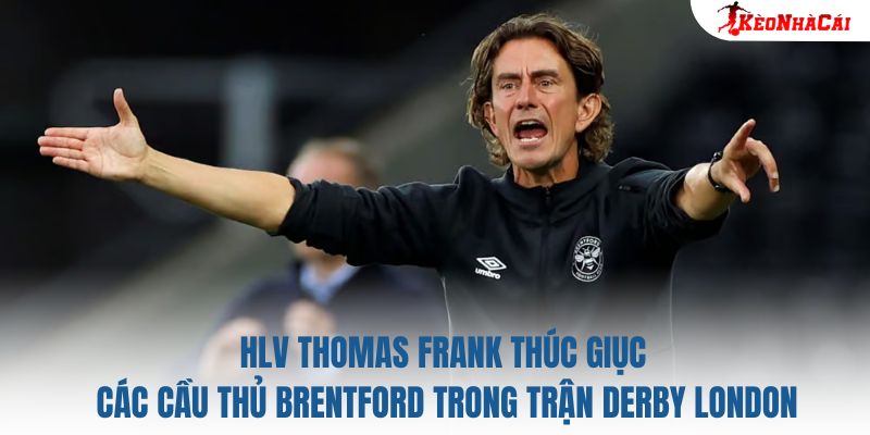 HLV Thomas Frank thúc giục các cầu thủ Brentford trong trận derby London